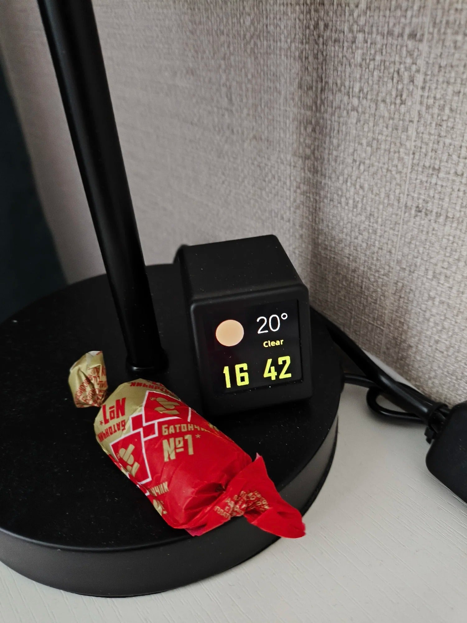 Premium Creative Smart WiFi Desktop Clock for iPhone –Mini Weather Display with Cute Animations, Electronic Photo Frame